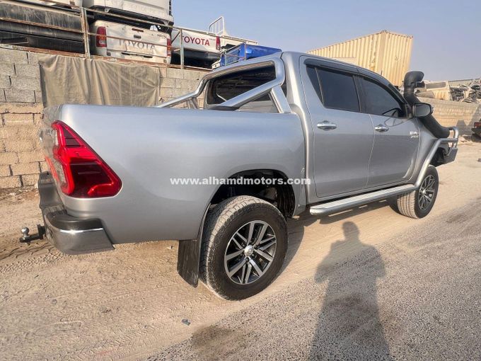 Подержанный Toyota Hilux VIII, 2.8 л, 2018 в Дубае от Alhamd Motors Серебристый цвет. Other | AUTO.AE