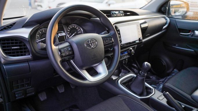 Новый Toyota Hilux VIII Рестайлинг, 2.7 л, 2025 в Дубае от Najem Motors Черный цвет. GCC | AUTO.AE
