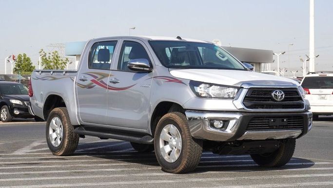 Новый Toyota Hilux VIII Рестайлинг, 2.4 л, 2025 в Дубае от Najem Motors Серебристый цвет. GCC | AUTO.AE