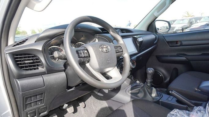 Новый Toyota Hilux VIII Рестайлинг, 2.4 л, 2025 в Дубае от Najem Motors Серебристый цвет. GCC | AUTO.AE