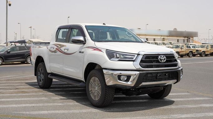 Новый Toyota Hilux VIII Рестайлинг, 2.7 л, 2025 в Дубае от Najem Motors Белый цвет. GCC | AUTO.AE
