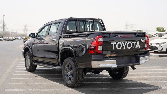 Новый Toyota Hilux VIII Рестайлинг, 2.7 л, 2025 в Дубае от Najem Motors Черный цвет. GCC | AUTO.AE