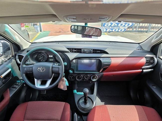 Новый Toyota Hilux VIII Рестайлинг, 2.4 л, 2025 в Дубае от Soltan Auto Белый цвет. GCC | AUTO.AE