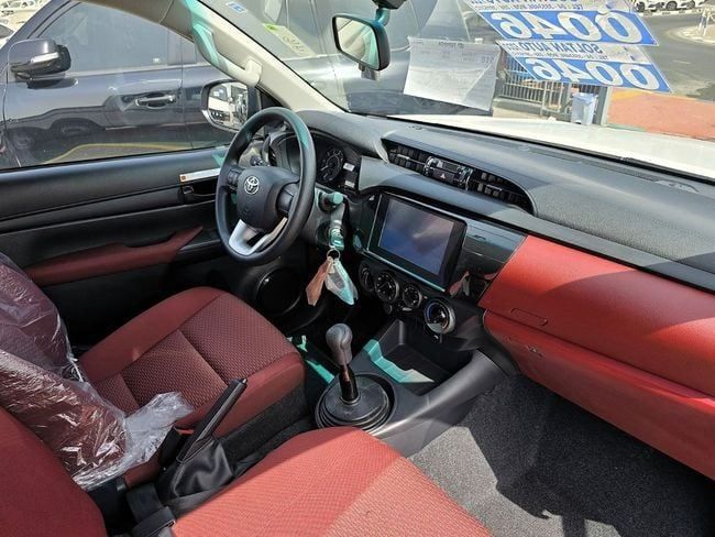 Новый Toyota Hilux VIII Рестайлинг, 2.4 л, 2025 в Дубае от Soltan Auto Белый цвет. GCC | AUTO.AE