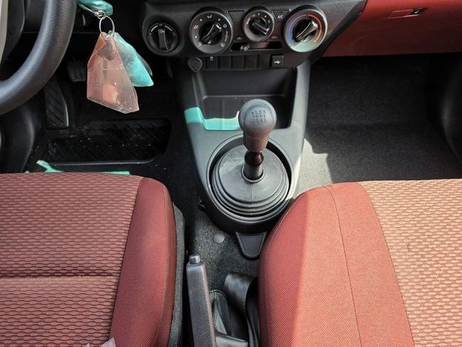 Новый Toyota Hilux VIII Рестайлинг, 2.4 л, 2025 в Дубае от Soltan Auto Белый цвет. GCC | AUTO.AE