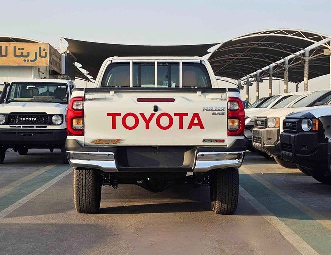 Новый Toyota Hilux VIII Рестайлинг, 2.4 л, 2025 в Дубае от SK Motors Белый цвет. GCC | AUTO.AE