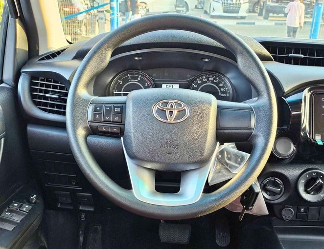 Новый Toyota Hilux VIII Рестайлинг 2, 2.4 л, 2025 в Дубае от SK Motors Белый цвет. GCC | AUTO.AE