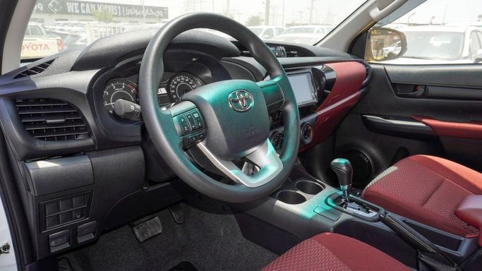 Новый Toyota Hilux VIII Рестайлинг, 2.4 л, 2025 в Дубае от Najem Motors Белый цвет. GCC | AUTO.AE