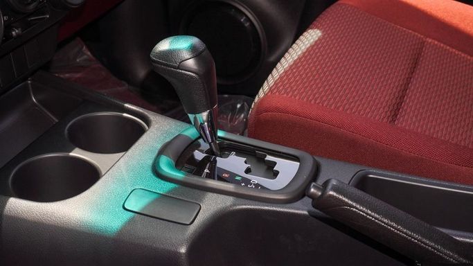 Новый Toyota Hilux VIII Рестайлинг, 2.4 л, 2025 в Дубае от Najem Motors Белый цвет. GCC | AUTO.AE