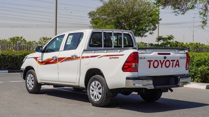 Новый Toyota Hilux VIII Рестайлинг 2, 2.7 л, 2025 в Дубае от Najem Motors Белый цвет. GCC | AUTO.AE