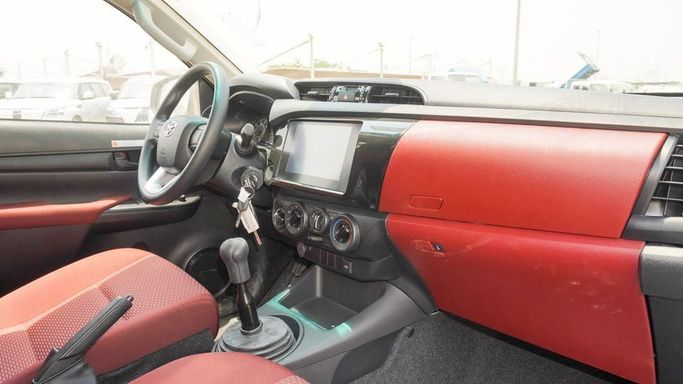 Новый Toyota Hilux VIII Рестайлинг, 2.4 л, 2025 в Дубае от Najem Motors Белый цвет. GCC | AUTO.AE