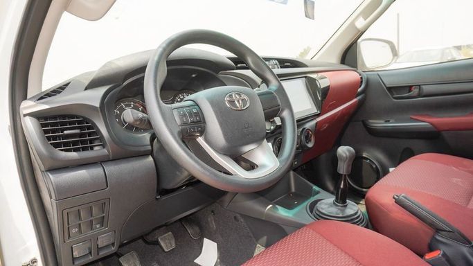 Новый Toyota Hilux VIII Рестайлинг, 2.4 л, 2025 в Дубае от Najem Motors Белый цвет. GCC | AUTO.AE