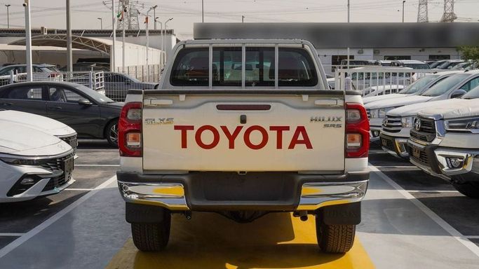 Новый Toyota Hilux VIII Рестайлинг, 2.7 л, 2025 в Дубае от Najem Motors Белый цвет. GCC | AUTO.AE