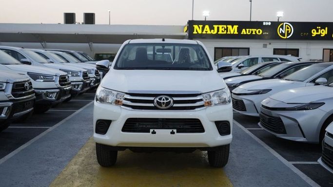 Новый Toyota Hilux VIII Рестайлинг 2, 2.7 л, 2025 в Дубае от Najem Motors Белый цвет. GCC | AUTO.AE