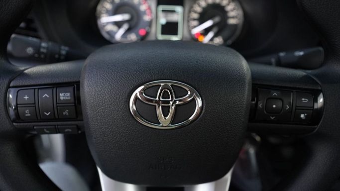 Новый Toyota Hilux VIII Рестайлинг 2, 2.7 л, 2025 в Дубае от Najem Motors Белый цвет. GCC | AUTO.AE