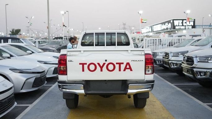 Новый Toyota Hilux VIII Рестайлинг 2, 2.7 л, 2025 в Дубае от Najem Motors Белый цвет. GCC | AUTO.AE