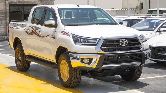 Новый Toyota Hilux VIII Рестайлинг, 2.4 л, 2025 в Дубае от Najem Motors Белый цвет. GCC | AUTO.AE
