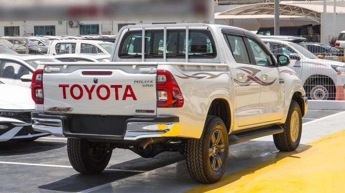 Новый Toyota Hilux VIII Рестайлинг, 2.4 л, 2025 в Дубае от Najem Motors Белый цвет. GCC | AUTO.AE