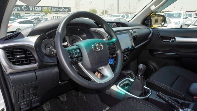 Новый Toyota Hilux VIII Рестайлинг, 2.4 л, 2025 в Дубае от Najem Motors Белый цвет. GCC | AUTO.AE