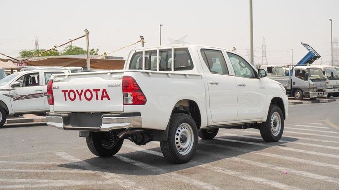 Новый Toyota Hilux VIII Рестайлинг, 2.4 л, 2025 в Дубае от Najem Motors Белый цвет. GCC | AUTO.AE