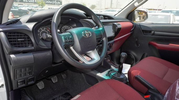 Новый Toyota Hilux VIII Рестайлинг, 2.4 л, 2025 в Дубае от Najem Motors Белый цвет. GCC | AUTO.AE
