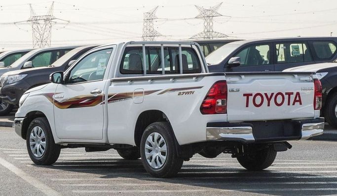 Новый Toyota Hilux Extra Cab VIII Рестайлинг, 2.4 л, 2025 в Дубае от Najem Motors Белый цвет. GCC | AUTO.AE