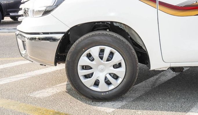 Новый Toyota Hilux Extra Cab VIII Рестайлинг, 2.4 л, 2025 в Дубае от Najem Motors Белый цвет. GCC | AUTO.AE