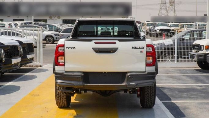 Новый Toyota Hilux VIII Рестайлинг, 4.0 л, 2025 в Дубае от Najem Motors Белый цвет. GCC | AUTO.AE