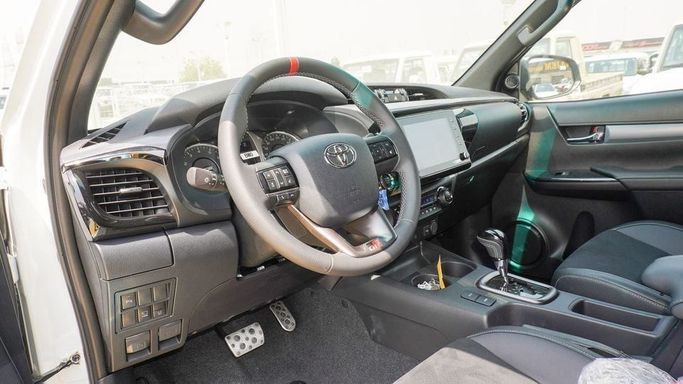 Новый Toyota Hilux VIII Рестайлинг, 4.0 л, 2025 в Дубае от Najem Motors Белый цвет. GCC | AUTO.AE