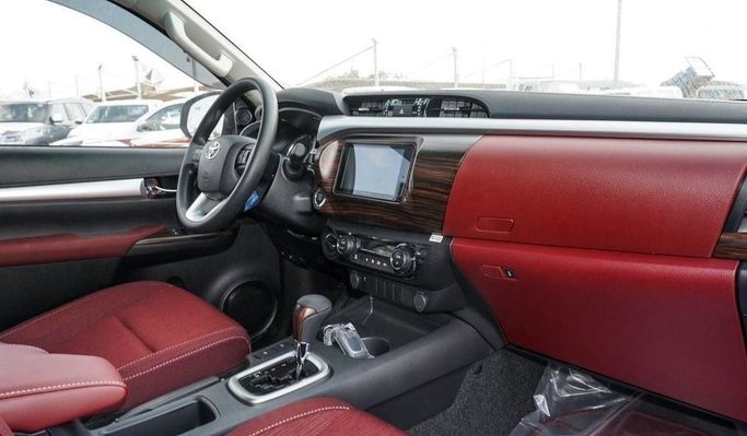 Новый Toyota Hilux VIII Рестайлинг 2, 2.7 л, 2025 в Дубае от Najem Motors Белый цвет. GCC | AUTO.AE
