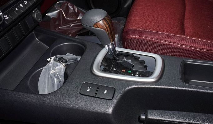 Новый Toyota Hilux VIII Рестайлинг 2, 2.7 л, 2025 в Дубае от Najem Motors Белый цвет. GCC | AUTO.AE