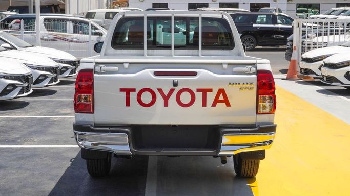 Новый Toyota Hilux VIII Рестайлинг, 2.7 л, 2025 в Дубае от Najem Motors Белый цвет. GCC | AUTO.AE