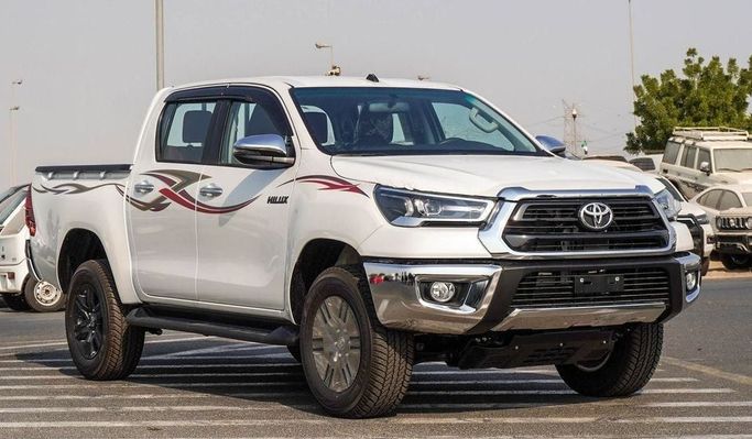 Новый Toyota Hilux VIII Рестайлинг, 2.7 л, 2025 в Дубае от Najem Motors Белый цвет. GCC | AUTO.AE