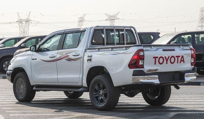Новый Toyota Hilux VIII Рестайлинг, 2.7 л, 2025 в Дубае от Najem Motors Белый цвет. GCC | AUTO.AE
