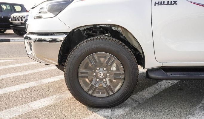Новый Toyota Hilux VIII Рестайлинг, 2.7 л, 2025 в Дубае от Najem Motors Белый цвет. GCC | AUTO.AE