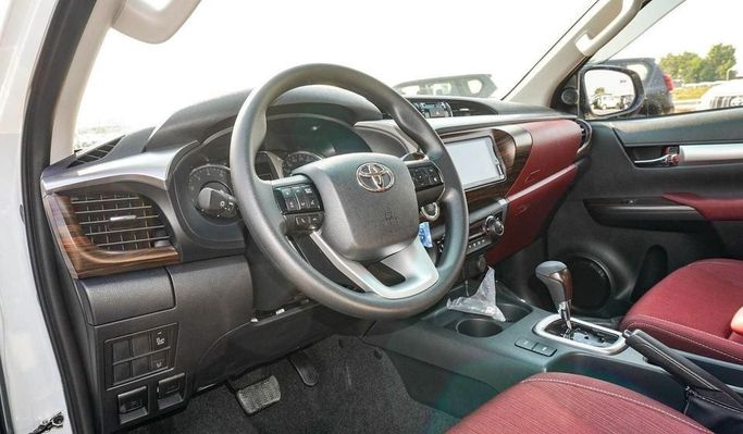 Новый Toyota Hilux VIII Рестайлинг, 2.7 л, 2025 в Дубае от Najem Motors Белый цвет. GCC | AUTO.AE