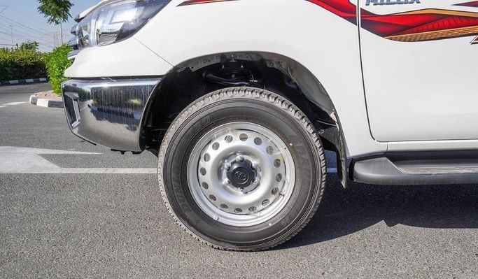 Новый Toyota Hilux Extra Cab VIII Рестайлинг, 2.4 л, 2025 в Дубае от Najem Motors Белый цвет. GCC | AUTO.AE