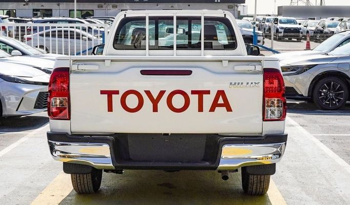 Новый Toyota Hilux Extra Cab VIII Рестайлинг, 2.4 л, 2025 в Дубае от Najem Motors Белый цвет. GCC | AUTO.AE