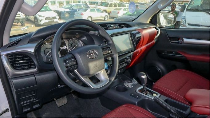 Новый Toyota Hilux VIII Рестайлинг, 2.7 л, 2024 в Дубае от Najem Motors Белый цвет. GCC | AUTO.AE