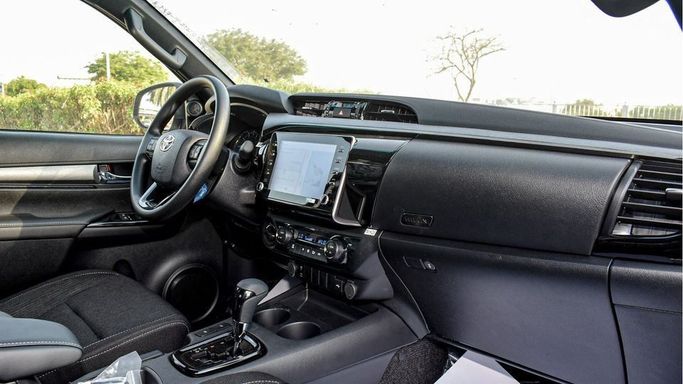 Новый Toyota Hilux VIII Рестайлинг, 4.0 л, 2025 в Дубае от Najem Motors Серый цвет. GCC | AUTO.AE