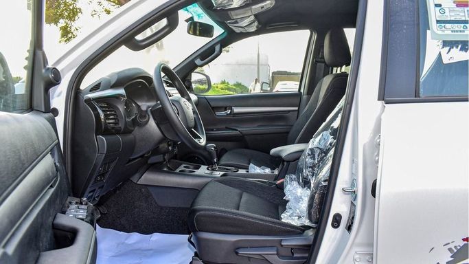 Новый Toyota Hilux VIII Рестайлинг, 4.0 л, 2025 в Дубае от Najem Motors Серый цвет. GCC | AUTO.AE