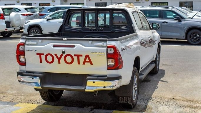 Новый Toyota Hilux VIII Рестайлинг 2, 2.7 л, 2024 в Дубае от Najem Motors Белый цвет. GCC | AUTO.AE
