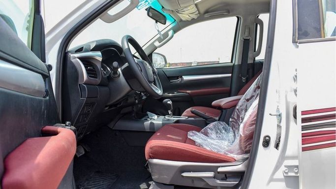Новый Toyota Hilux VIII Рестайлинг 2, 2.7 л, 2024 в Дубае от Najem Motors Белый цвет. GCC | AUTO.AE