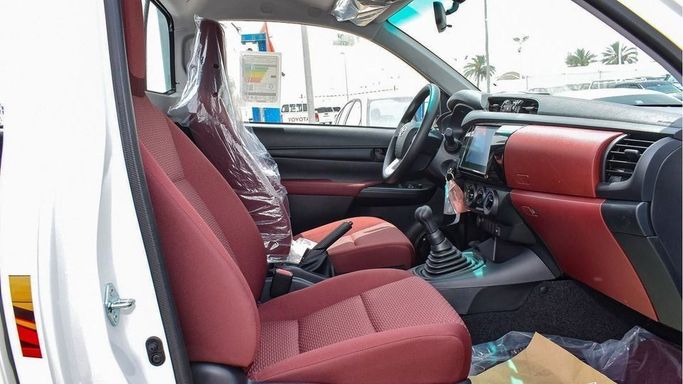 Новый Toyota Hilux Extra Cab VIII Рестайлинг, 2.4 л, 2024 в Дубае от Najem Motors Белый цвет. GCC | AUTO.AE