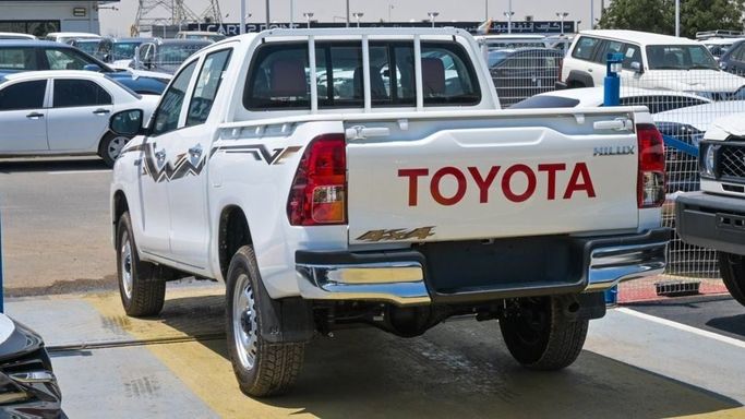 Новый Toyota Hilux VIII Рестайлинг, 2.4 л, 2024 в Дубае от Najem Motors Белый цвет. GCC | AUTO.AE