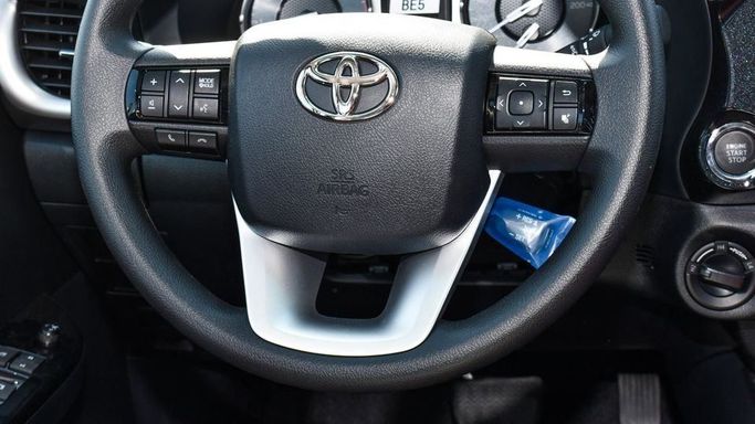 Новый Toyota Hilux VIII Рестайлинг, 2.7 л, 2024 в Дубае от Najem Motors Белый цвет. GCC | AUTO.AE