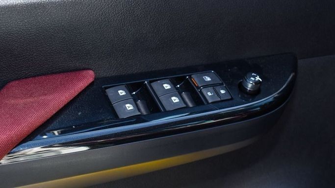 Новый Toyota Hilux VIII Рестайлинг, 2.7 л, 2024 в Дубае от Najem Motors Белый цвет. GCC | AUTO.AE