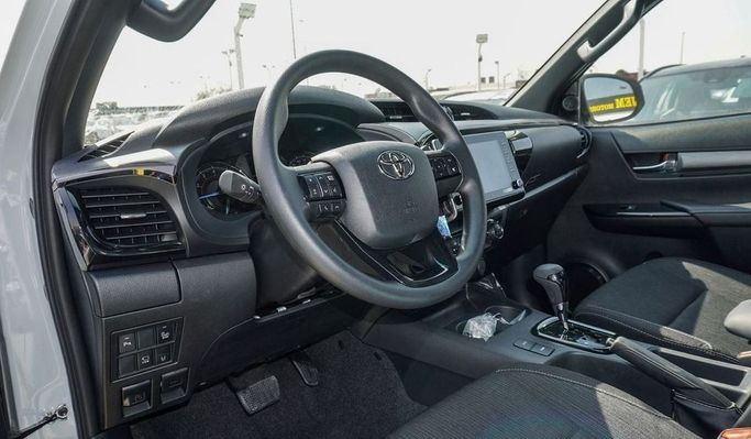 Новый Toyota Hilux VIII Рестайлинг, 2.7 л, 2023 в Дубае от Najem Motors Белый цвет. GCC | AUTO.AE