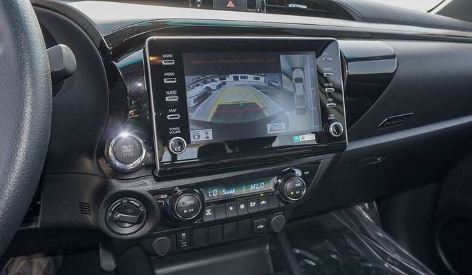 Новый Toyota Hilux VIII Рестайлинг, 2.7 л, 2023 в Дубае от Najem Motors Белый цвет. GCC | AUTO.AE