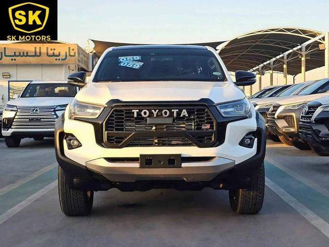 Новый Toyota Hilux VIII Рестайлинг 2, 2.8 л, 2024 в Дубае от SK Motors Белый цвет. GCC | AUTO.AE